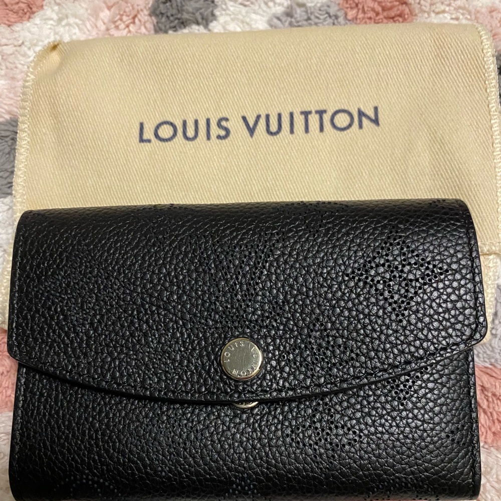 Louis Vuitton PTE MON Mahina Noir wallet